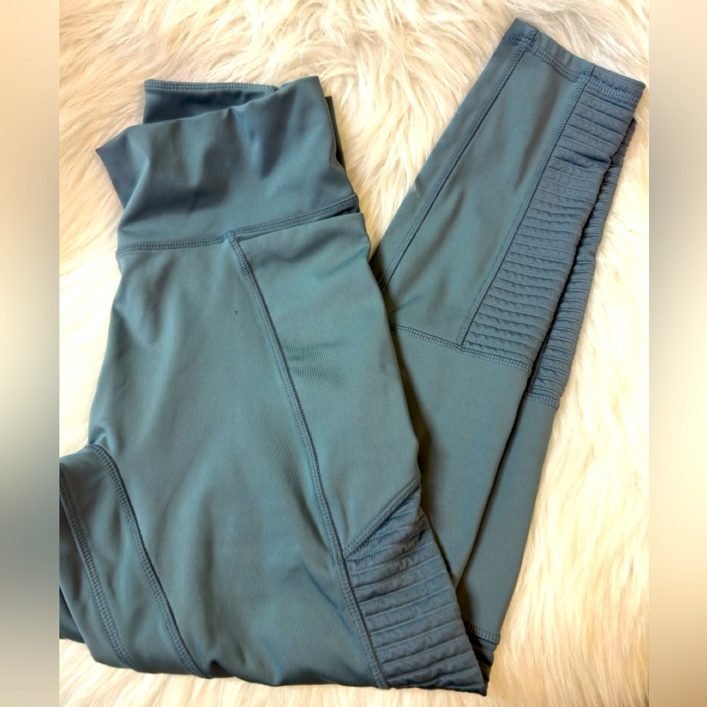 EUC Fabletics Stylish Gray Ribbed Leggings‎ Size M